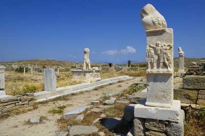Grèce, île de Delos, classée Patrimoine Mondial de l'UNESCO, site archéologique de Délos, sanctuaire d'Apollon, la plus grande cité antique de la mer Egée, colonne avec phallus au Stoivadeion
