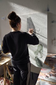 France, Paris (75), quartier de Saint-Germain-des-Prés, Ecole nationale supérieure des Beaux-Arts, batiment Chimay dans l'ancien Hotel de Chimay, atelier Jean-Michel Alberola, une étudiante entrain de peindre