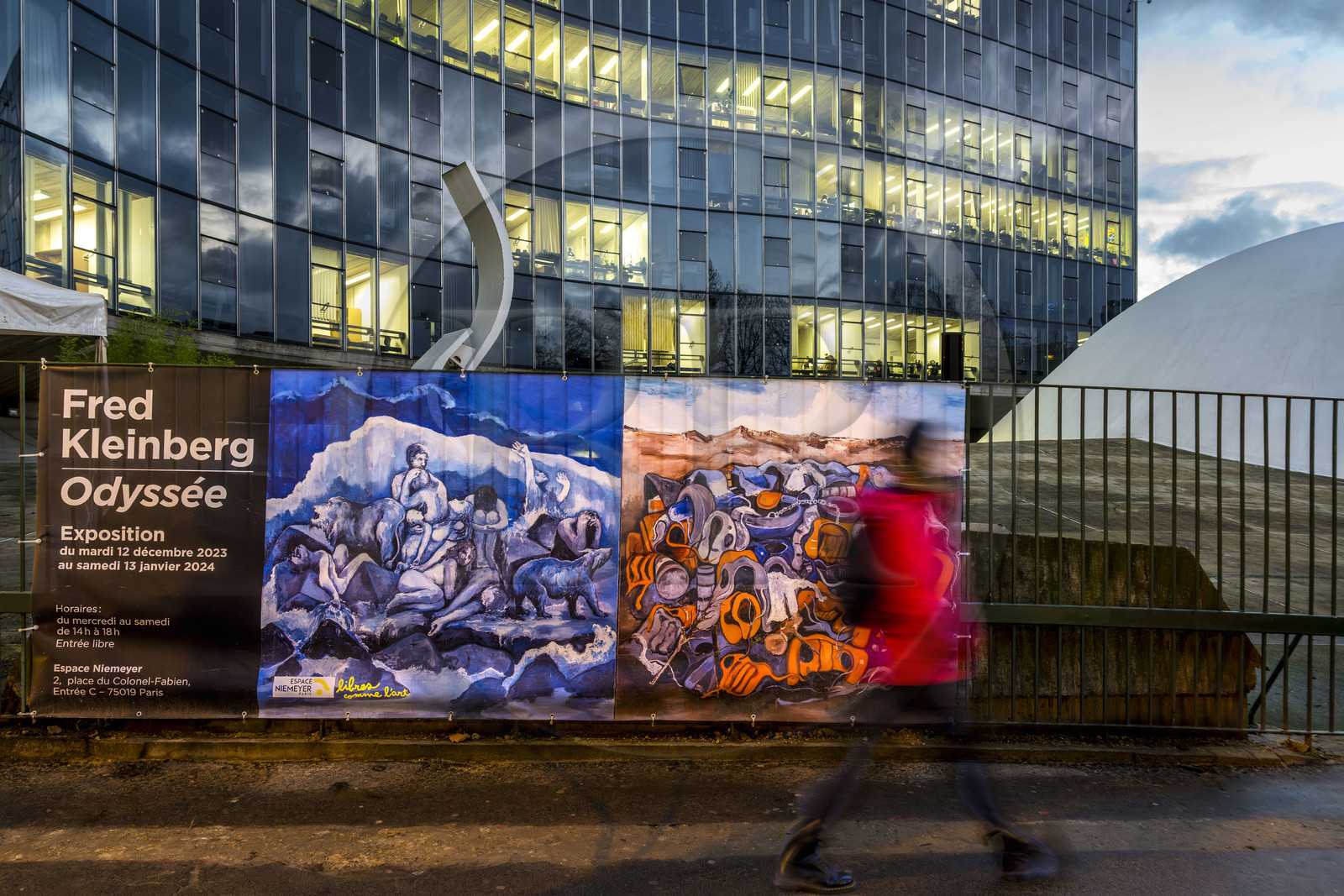 France, Paris (75), place du Colonel Fabien, immeuble du parti communiste français de l'architecte Oscar Niemeyer, vernissage de l'exposition Odyssée de l'artiste Fred Kleinberg à l'Espace Niemeyer