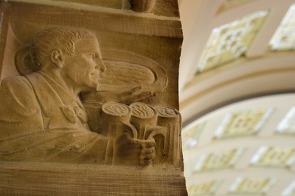 France, Moselle (57), Metz, la gare de Metz, édifiée de 1905 à 1908 par l'architecte berlinois Jurgen Kruger est inscrite monument historique, serveur servant des bières et un plat froid à l'entrée du restaurant des troisièmes classes