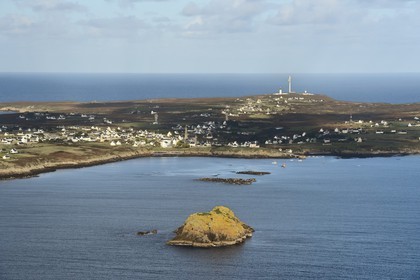 France, Finistère (29), parc naturel régional d'Armorique, mer d'Iroise, Ile d'Ouessant, réserve de Biosphère (UNESCO), le village de Lampaul (vue aérienne)