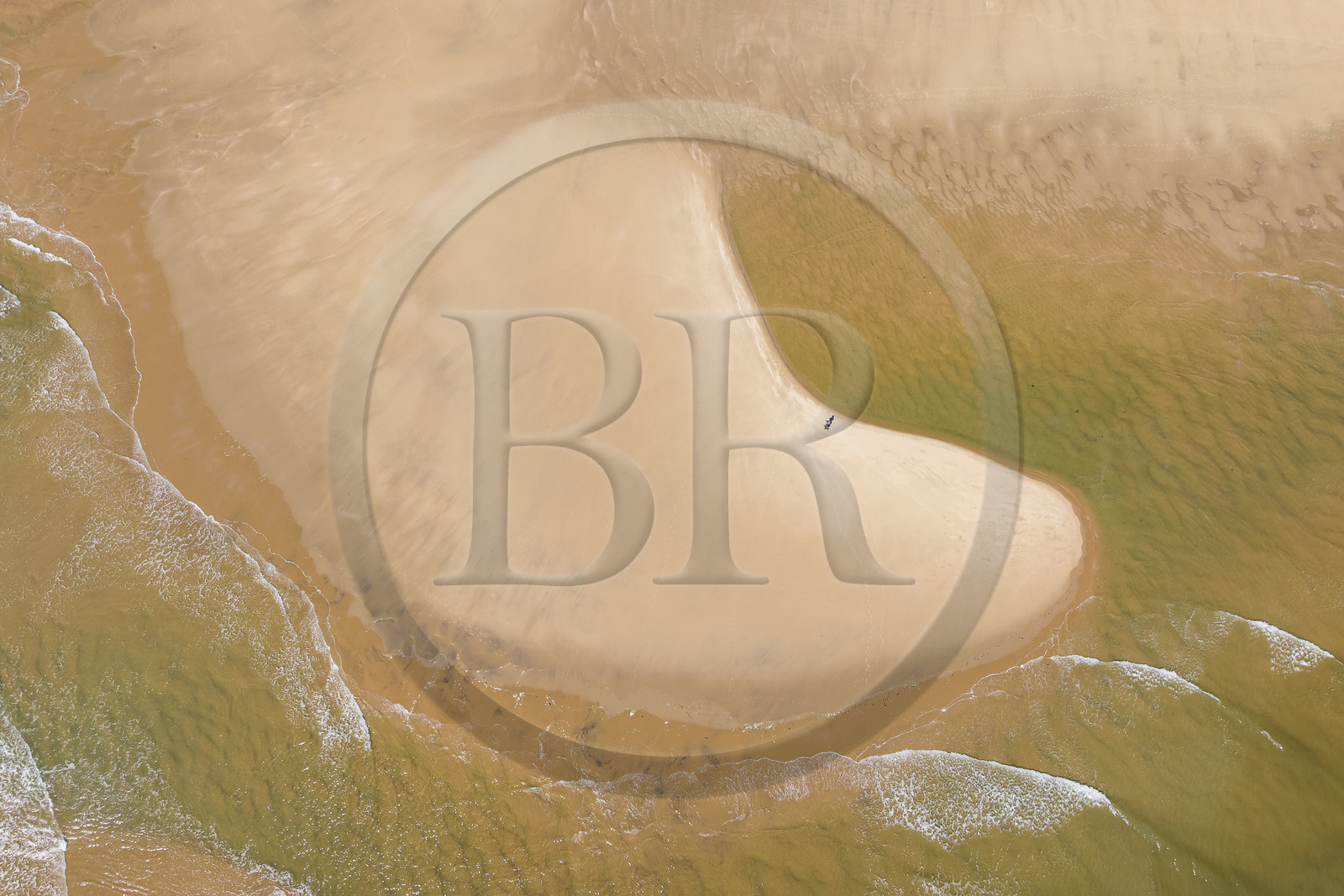 France, Vendée (85), Jard-sur-Mer, la Pointe du Payré, la plage du Veillon dans l'estuaire de la rivière Payré (vue aérienne)