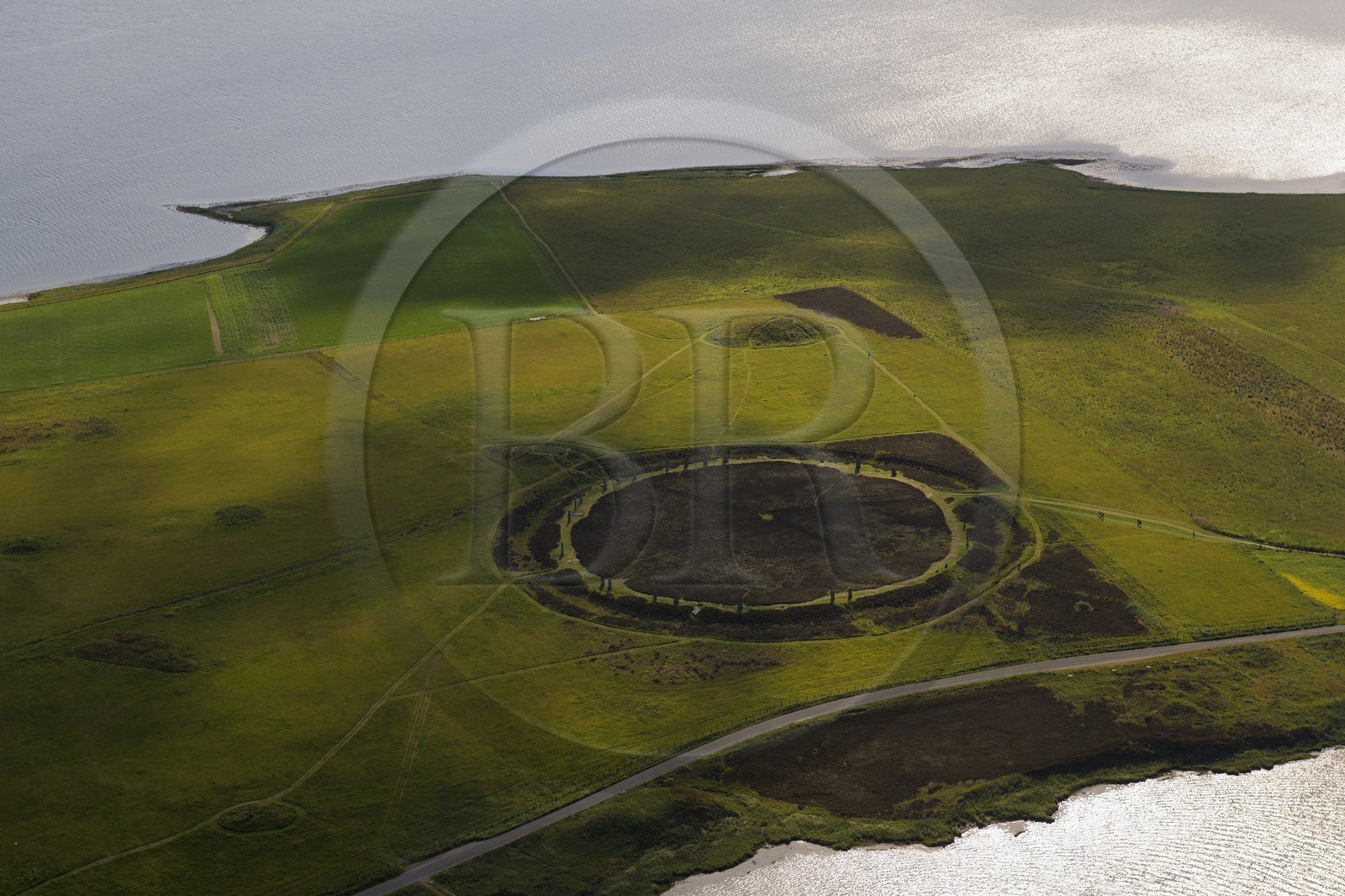 Royaume-Uni, Ecosse, Iles Orcades, Ile de Mainland, au bord du Loch of Stenness, cercle de pierres levées du Ring of Brodgar, classées Patrimoine Mondial de l' UNESCO (vue aérienne)