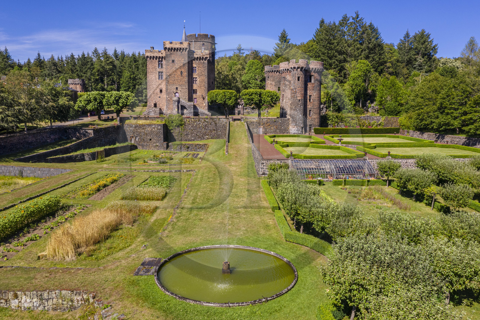 France, Puy-de-Dôme (63), Pontgibaud, Chateau-Dauphin, forteresse du XIIe siècle (vue aérienne)