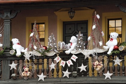 France, Haut-Rhin (68), Colmar, terrasse aux décorations de Noël de l'Ancienne Douane (Koifhus)