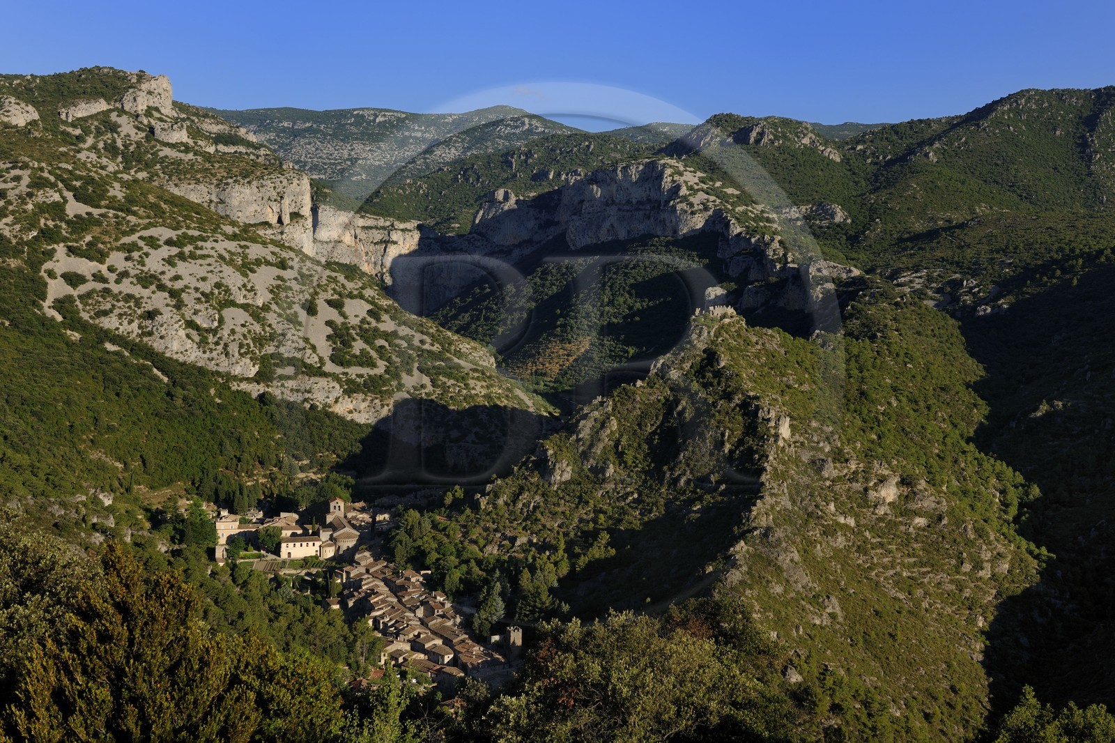 France, Hérault (34), village médiéval de Saint-Guilhem-le-Désert, labellisé Les Plus Beaux Villages de France, la combe de Gellone et le village au creux des monts de l'Infernet