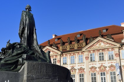 République Tchèque, Prague, centre historique classé Patrimoine Mondial de l'UNESCO, la vieille ville (Stare Mesto), place de la vieille ville (Staromestske namesti), le mémorial de Jan Hus et le Palais Golz- Kinsky